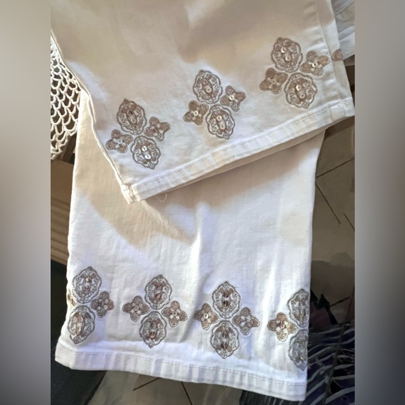 AVENUE Blue  
White Denim with Gold Embellishment
Sz 18 EUC - Picture 3 of 13